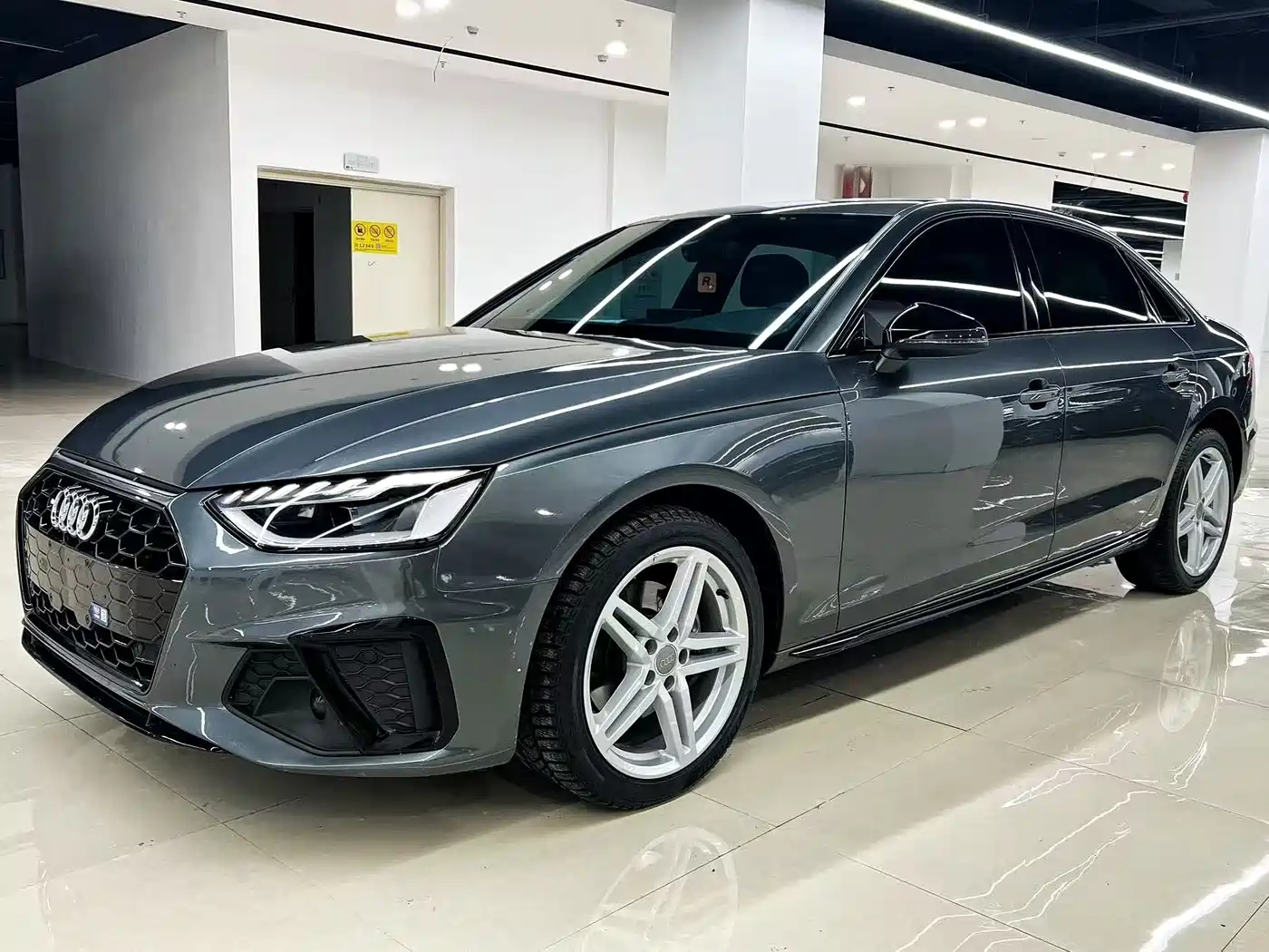 Audi A4L 2023 Silver/gray из Китая, фото 3
