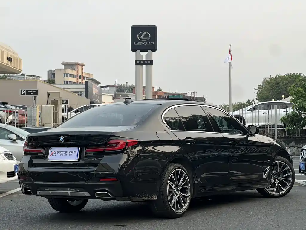 BMW 5 Series — миниатюра 8