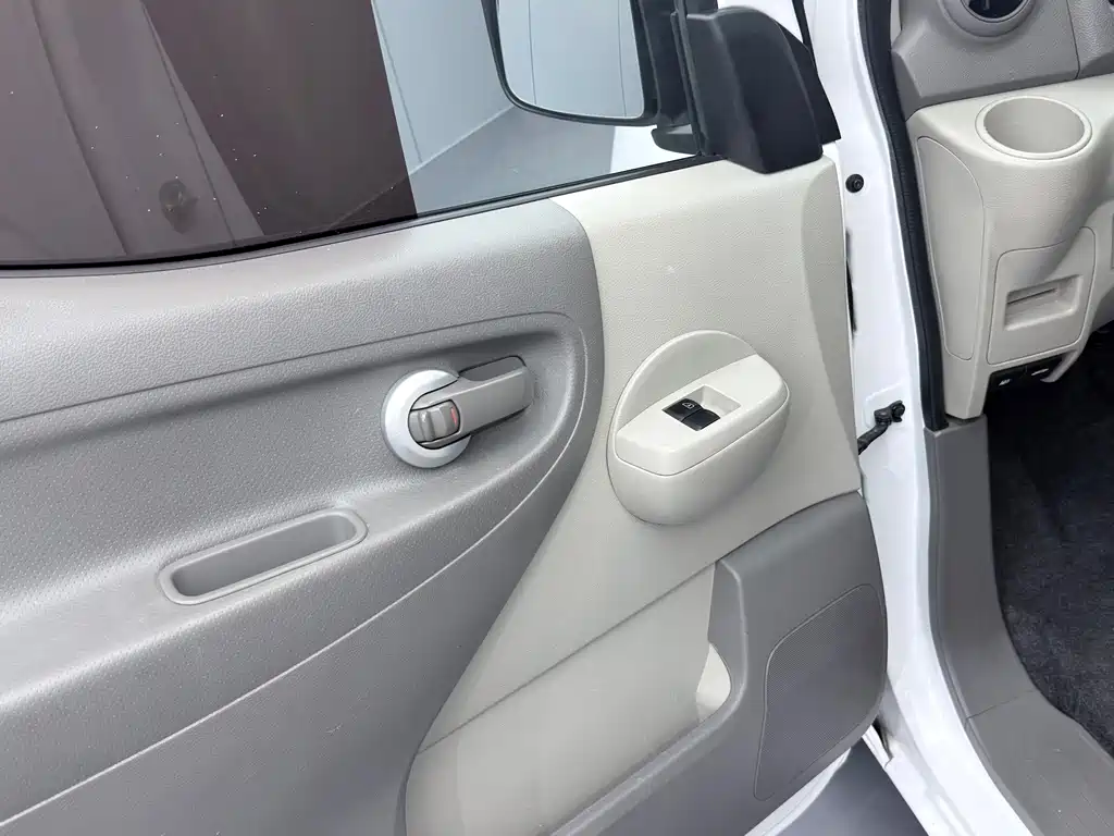 Nissan NV200 — миниатюра 7
