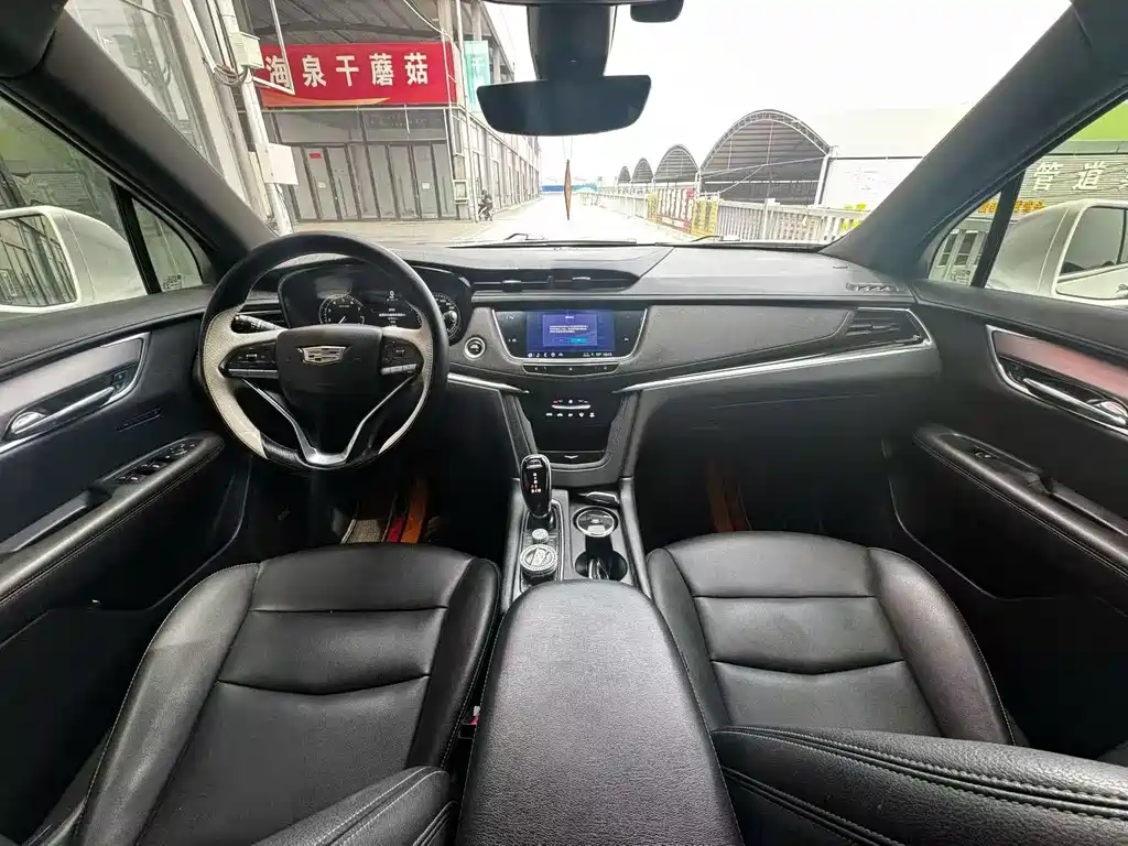 Cadillac XT6 2020 28T мест
