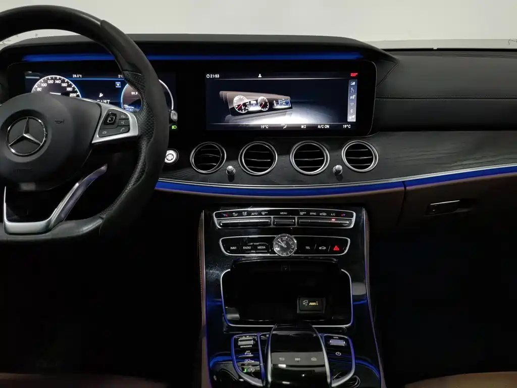 Mercedes-Benz E-Class — миниатюра 12
