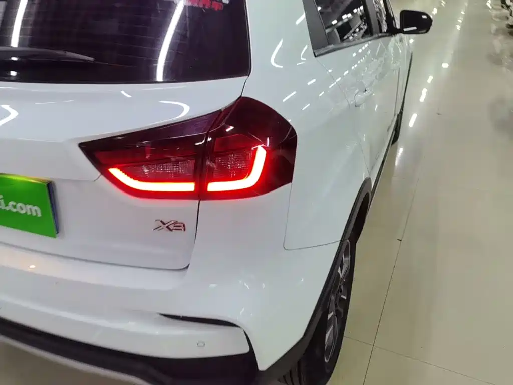 Geely Vision X3 — миниатюра 8
