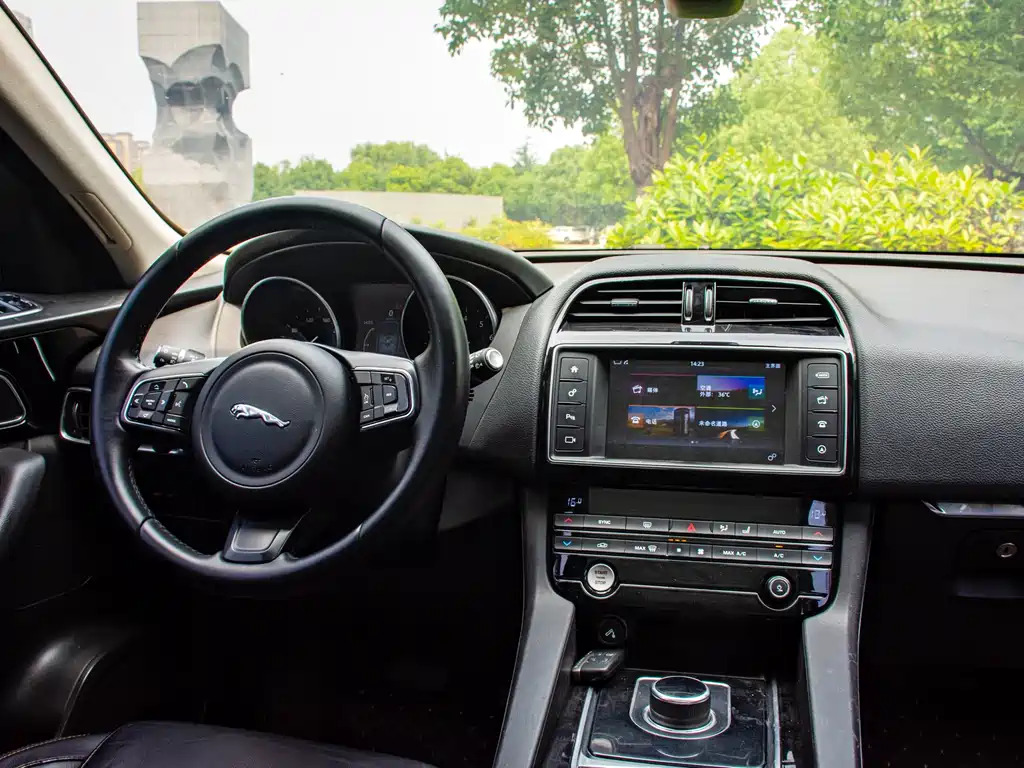 Jaguar F-PACE 2.0T 2WD Urban Premium Edition, фото 5