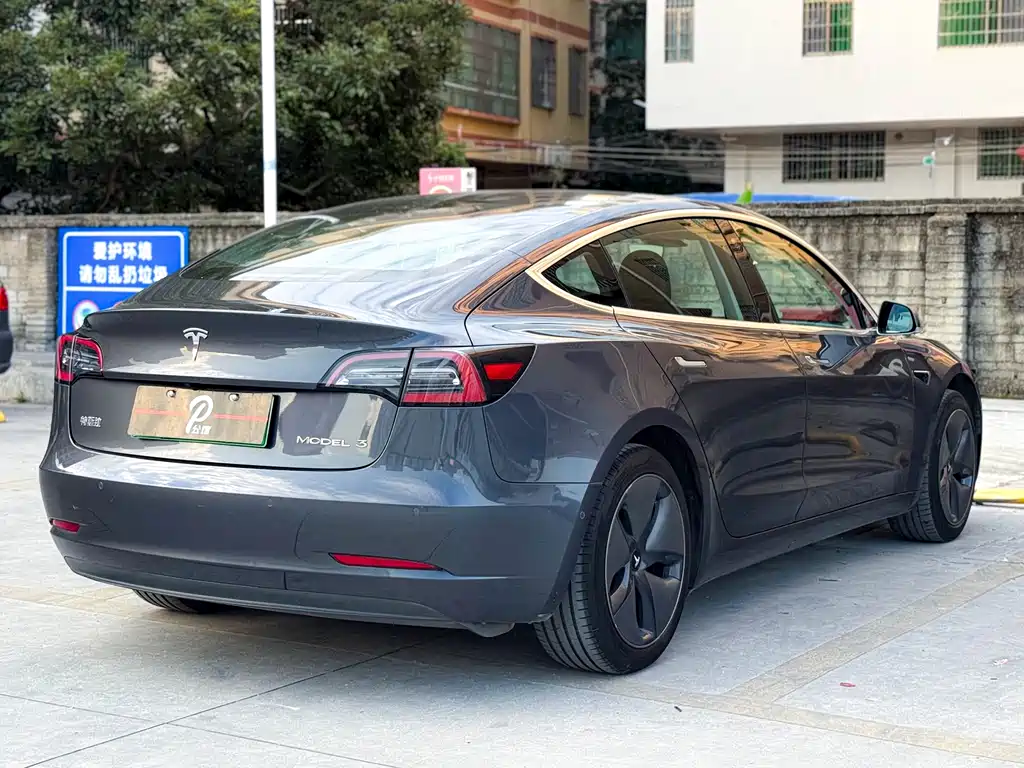 TESLA MODEL 3
