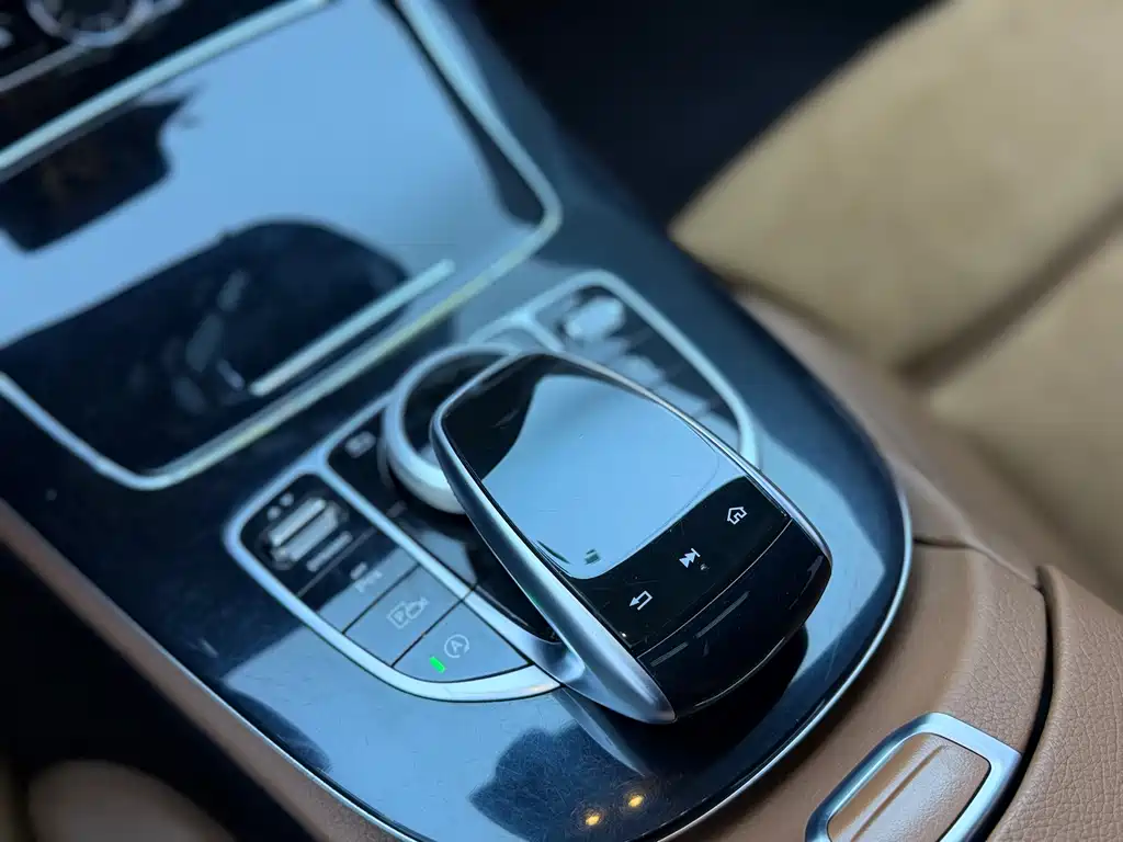 Mercedes-Benz E-Class — миниатюра 9