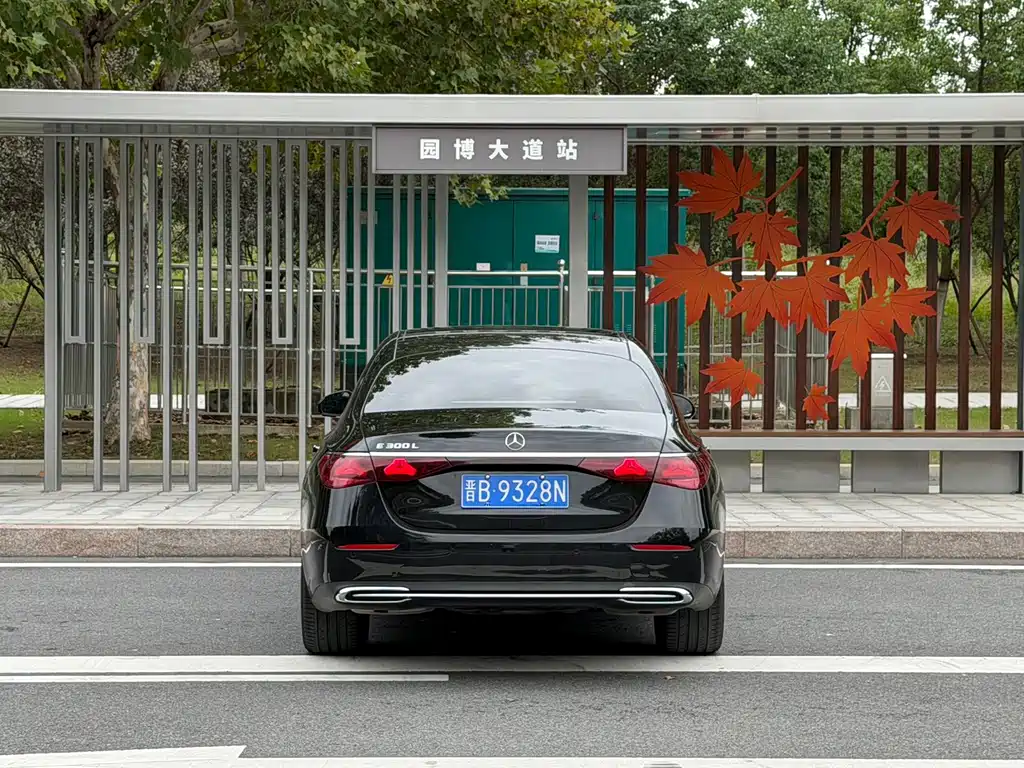 Mercedes-Benz E-Class — миниатюра 8