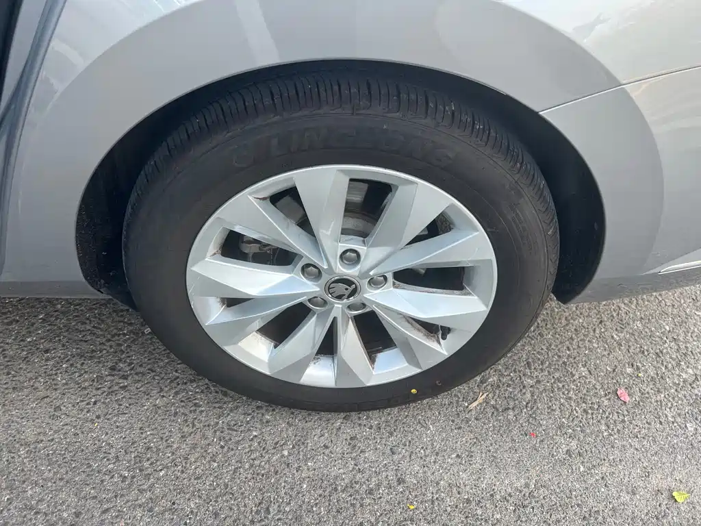 Skoda Superb — миниатюра 12