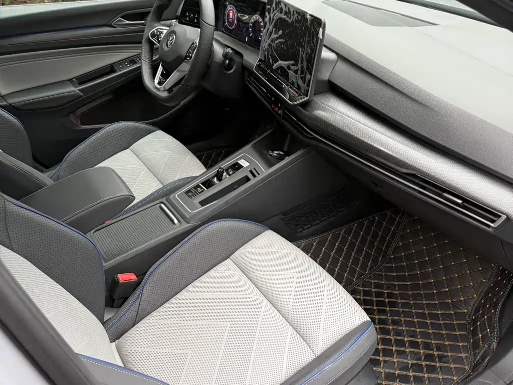 Volkswagen Golf 2025 300TSI R-Line