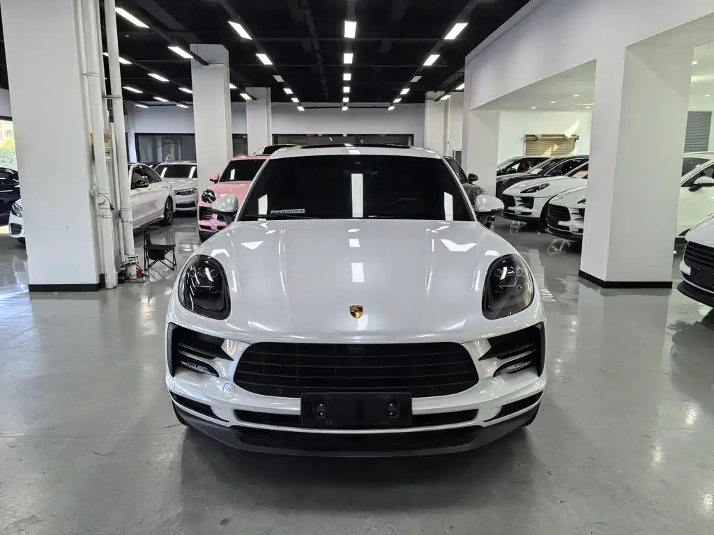 PORSCHE MACAN
