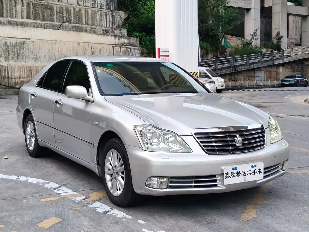 Toyota Crown — миниатюра 3