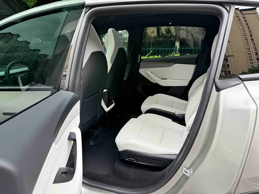 Tesla Model Y L