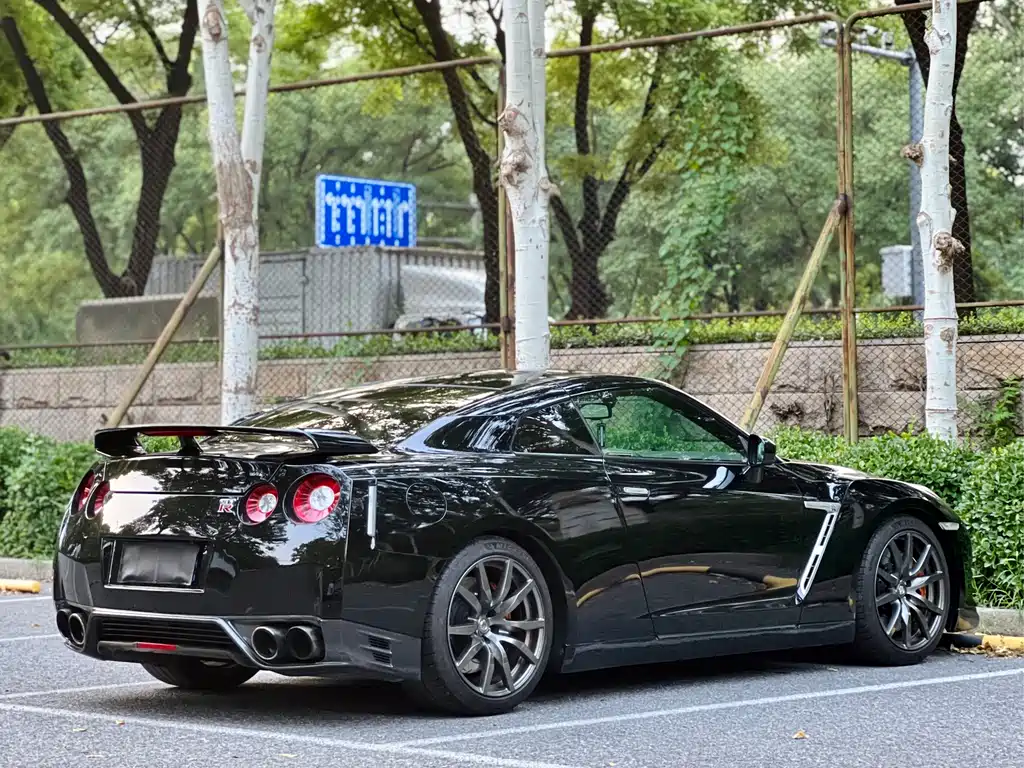 Nissan GT-R — миниатюра 16
