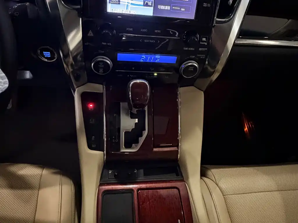 Toyota Alphard — миниатюра 14