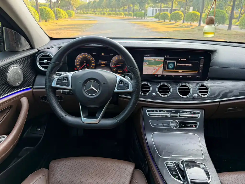 Mercedes-Benz E-Class — миниатюра 8