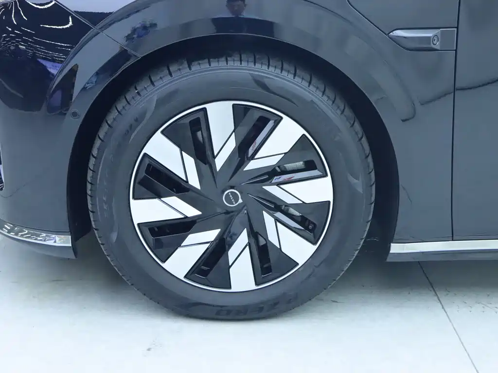 Volvo EM90 2025 Ultra мест