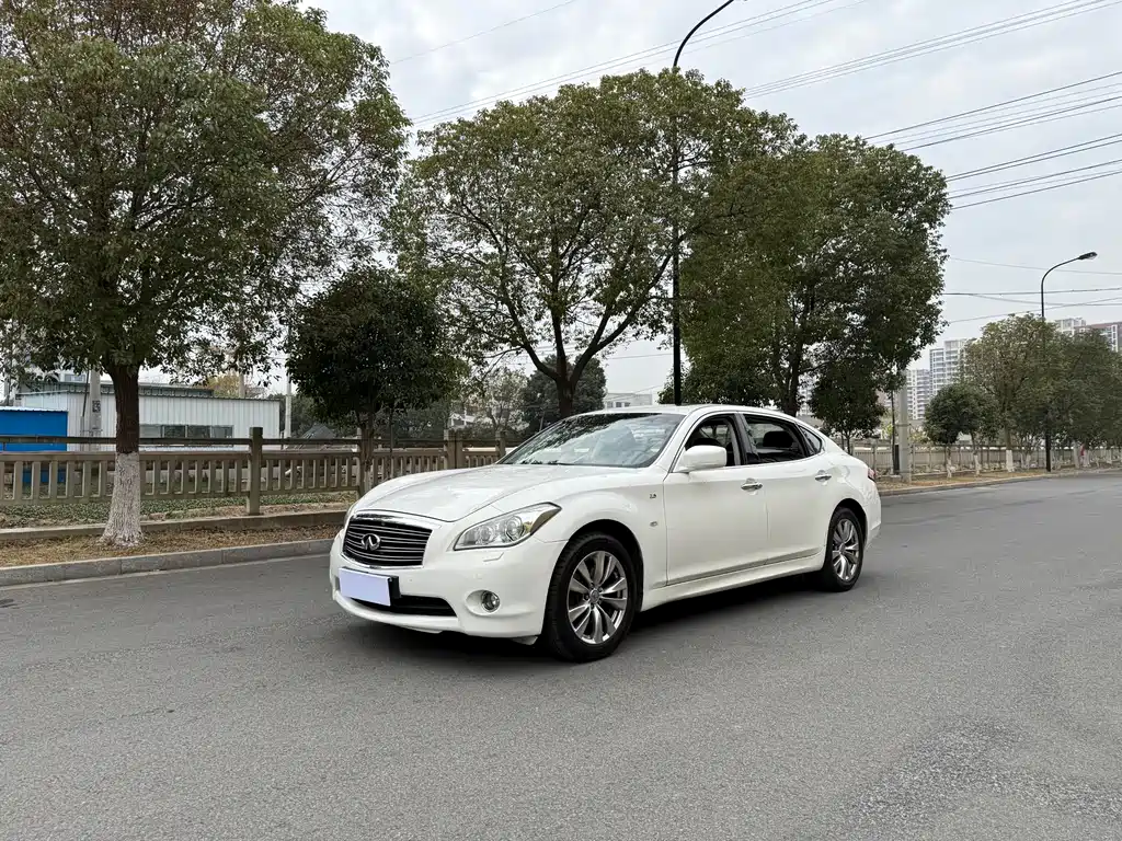 Infiniti Q70 2014