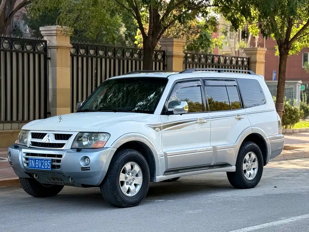 Mitsubishi Pajero — миниатюра 2