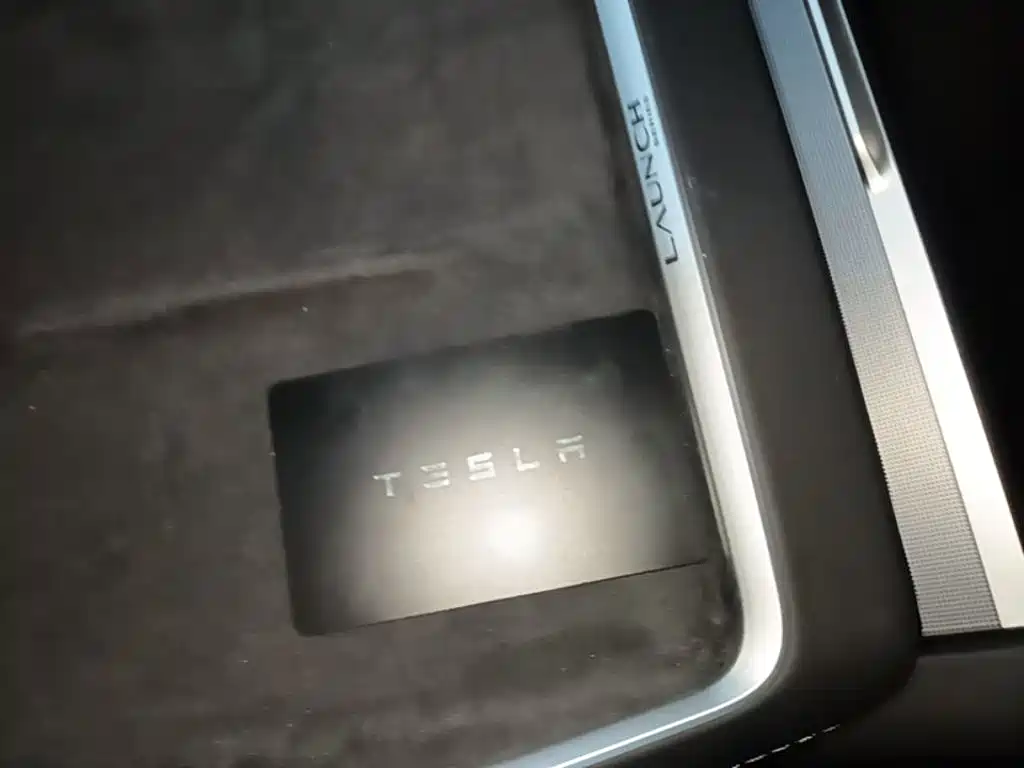 Tesla Model Y — миниатюра 9