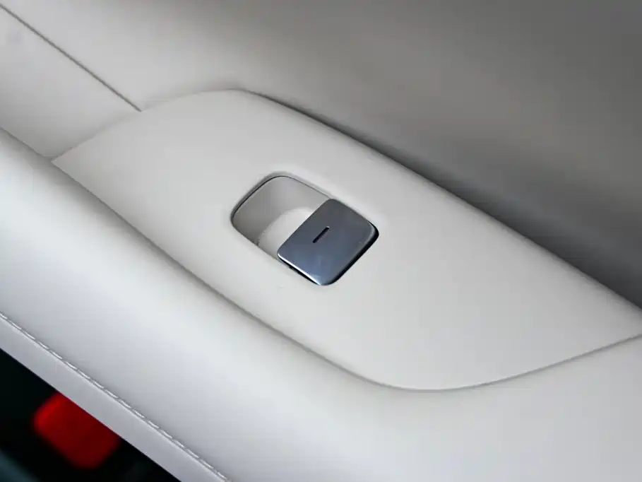 Xiaomi YU7 — миниатюра 32