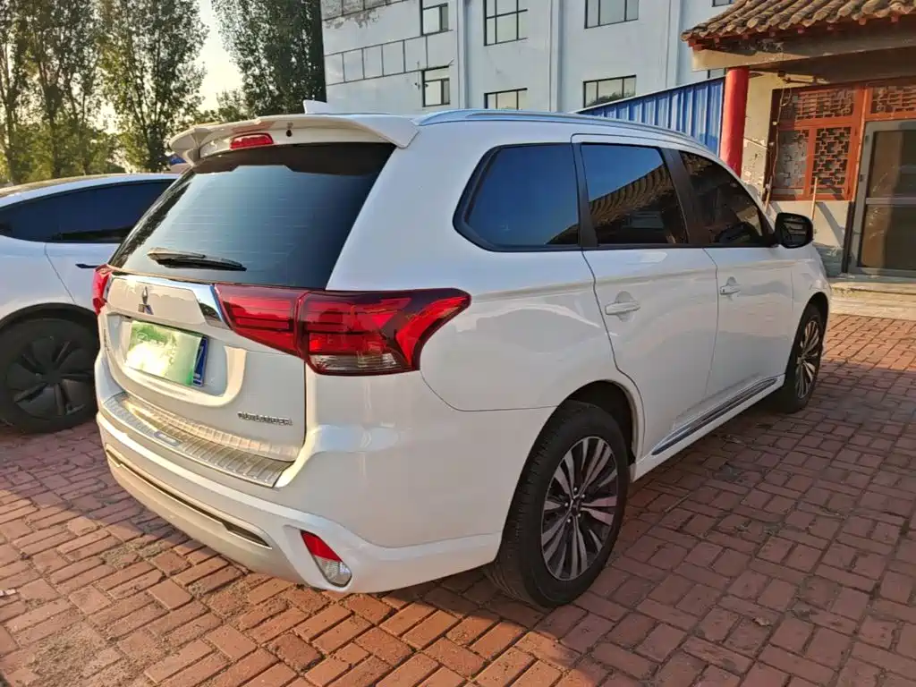 Mitsubishi Outlander - фото 7