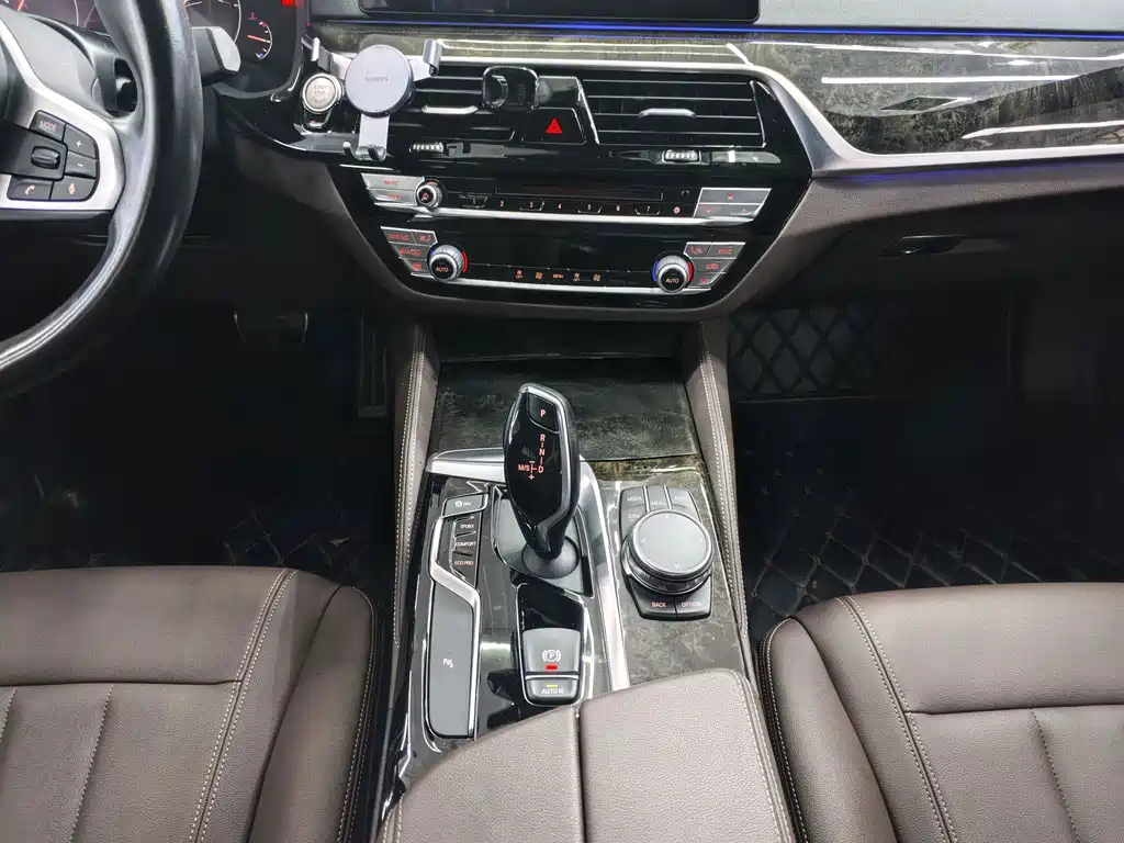 BMW 5 Series — миниатюра 15