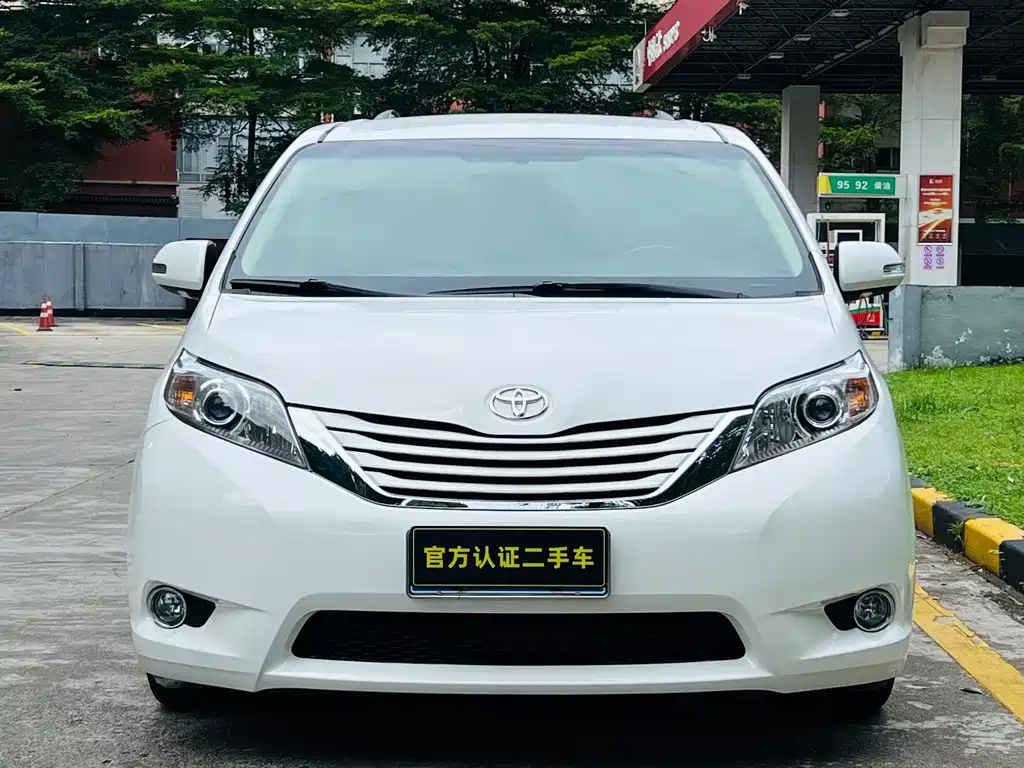 Toyota Sienna — миниатюра 3