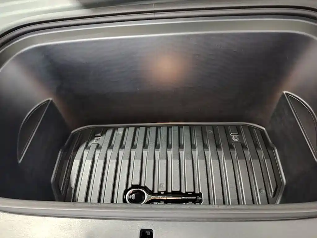 Tesla Model Y — миниатюра 20