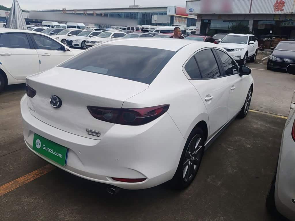 Mazda Mazda3 Axela 2.0 л 2023 г. Белый, пробег 28600 км