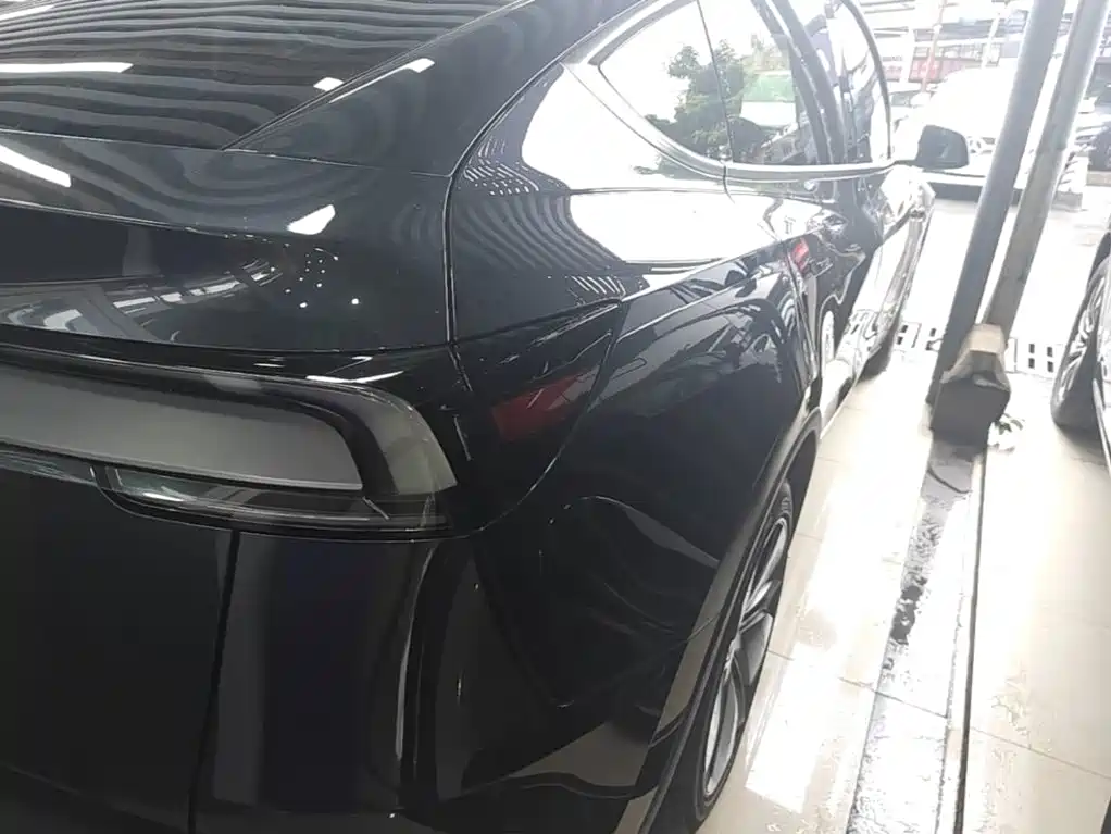 Tesla Model Y — миниатюра 8