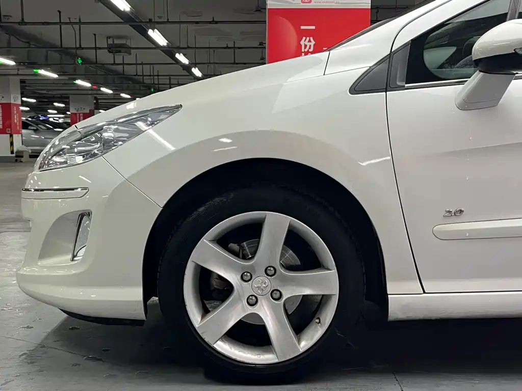 Peugeot 408 2013 2.0L AT Comfort