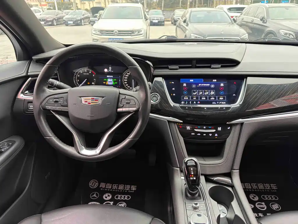 CADILLAC XT6