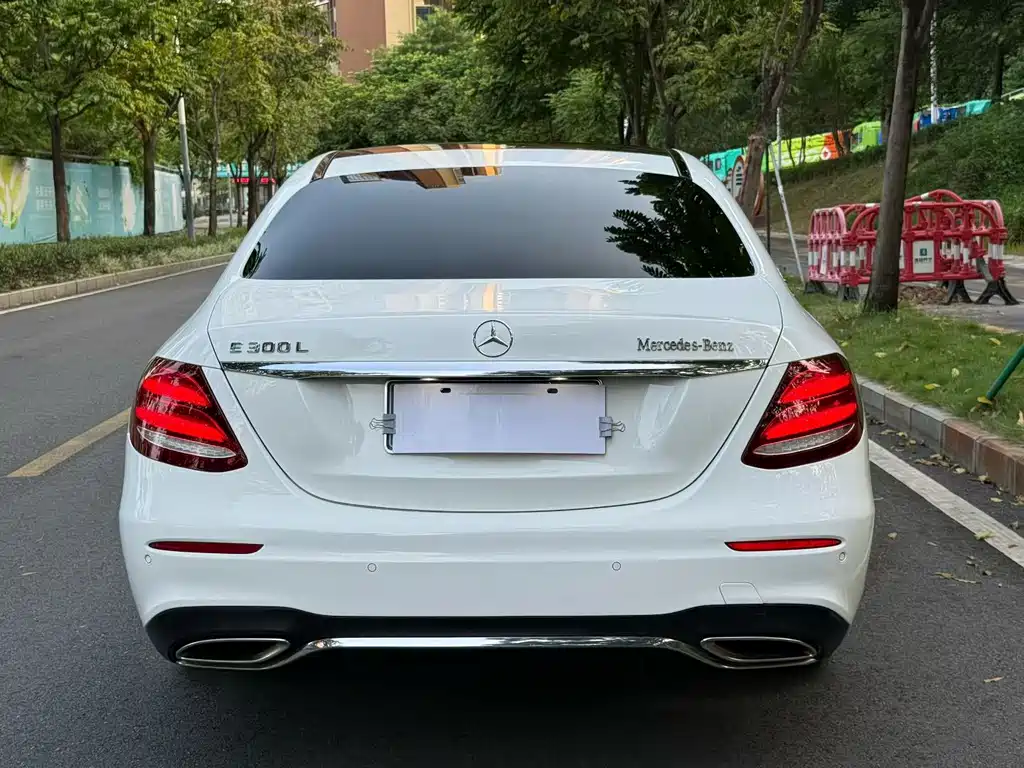 Mercedes-Benz E-Class — миниатюра 9