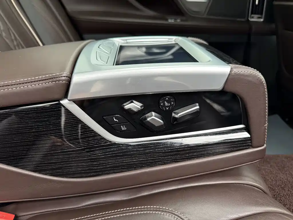 BMW 7 Series — миниатюра 4