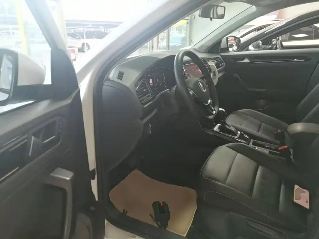 Volkswagen T-Roc — миниатюра 16