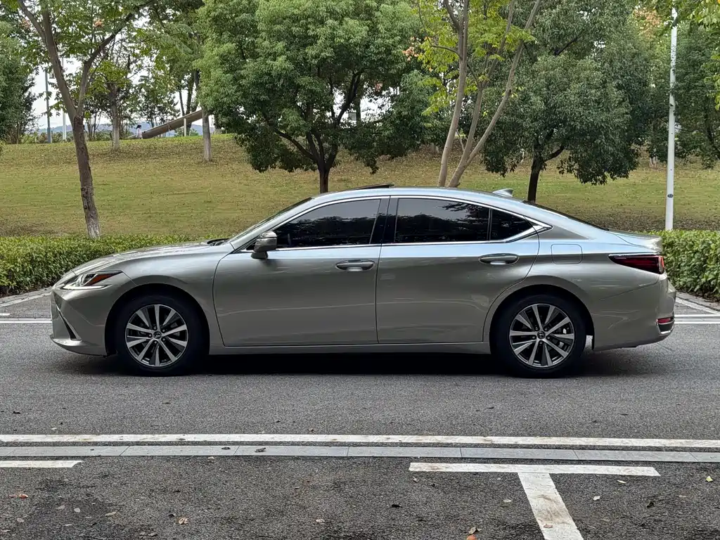 Lexus ES — миниатюра 7