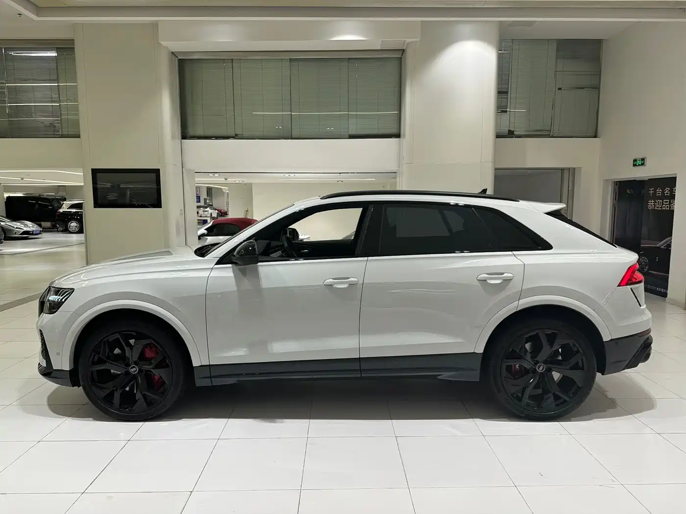 Audi RS Q8 2021 Белый из Китая