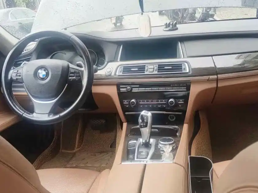 BMW 7 Series — миниатюра 5