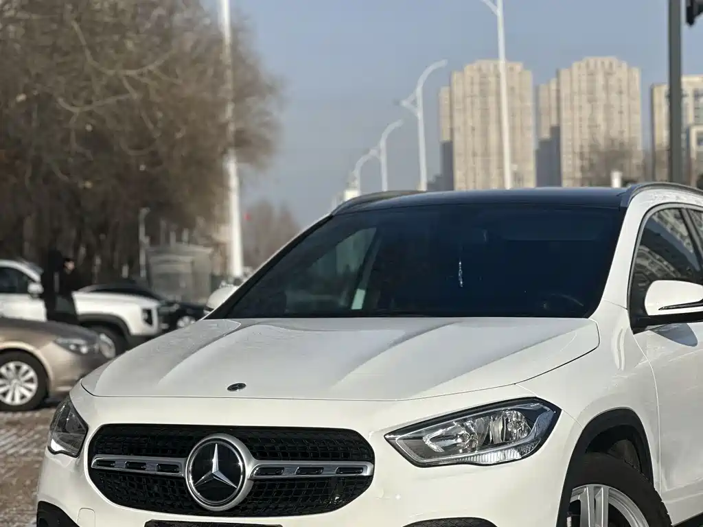 MERCEDES-BENZ GLA