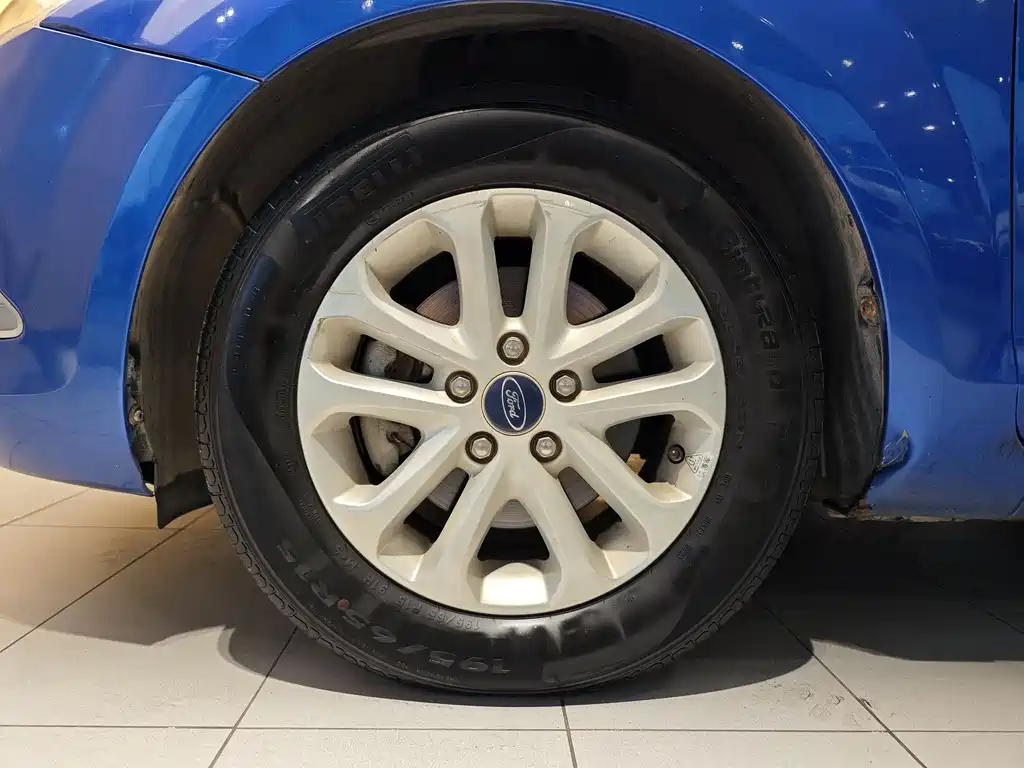 Ford Focus 2013 1.8L AT