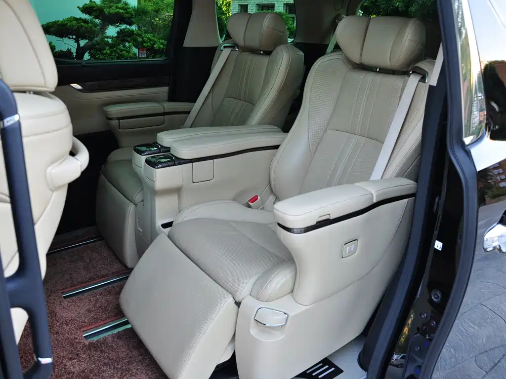 Toyota Alphard — миниатюра 8