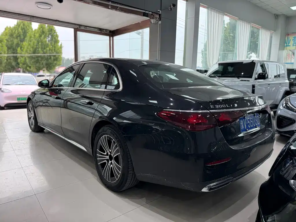 Mercedes-Benz E-Class — миниатюра 7
