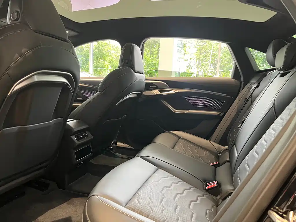 Audi A6L e-tron — миниатюра 11