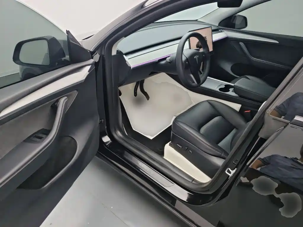 Tesla Model Y — миниатюра 16