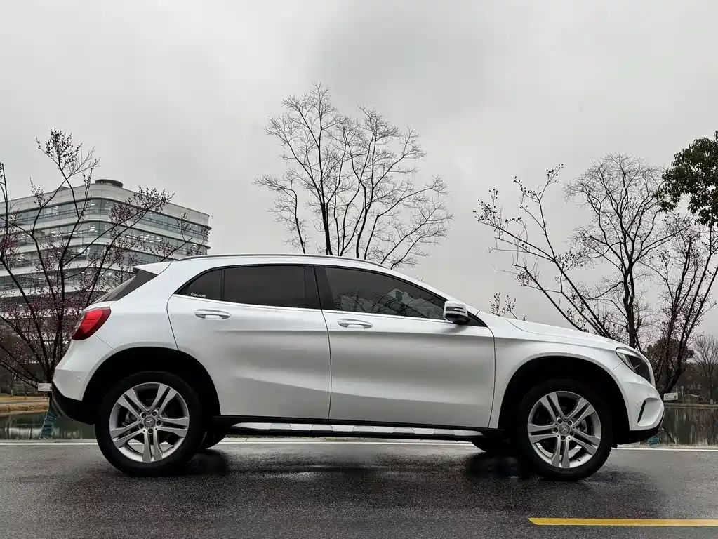 MERCEDES-BENZ GLA