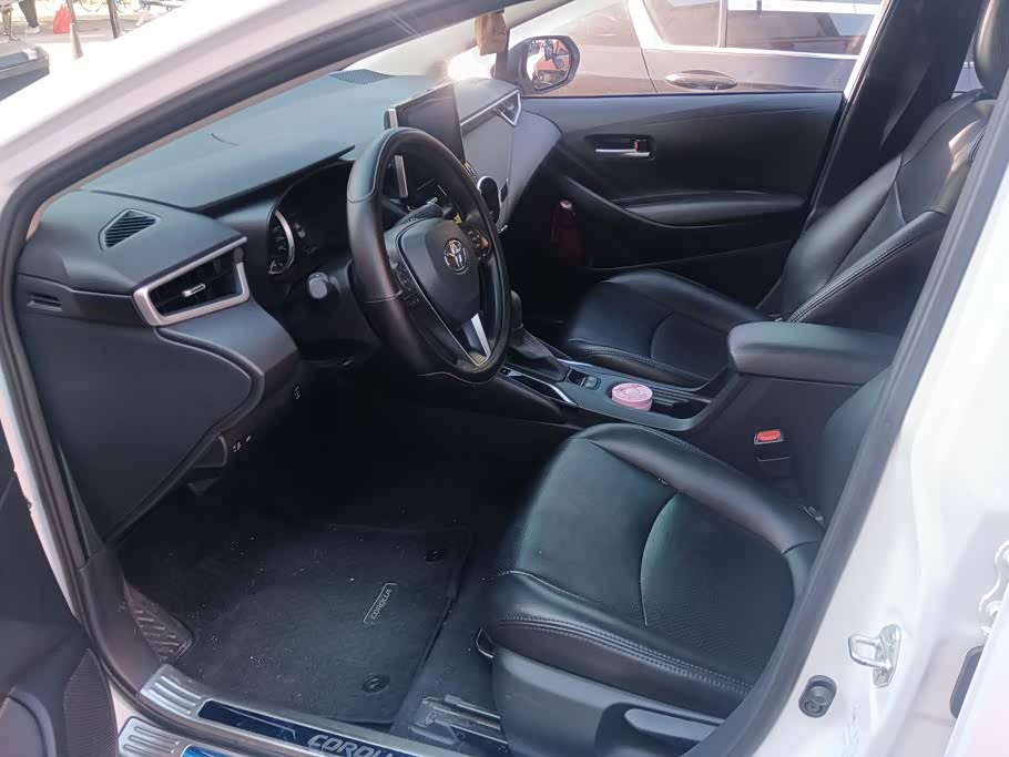 Toyota Corolla 1.2 л 2022 г. Белый, пробег 40400 км