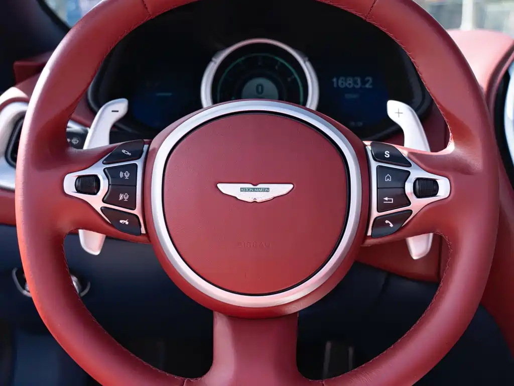 Aston Martin DB11 — миниатюра 17