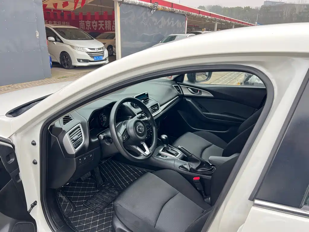 Mazda Mazda3 3 2017 1.5L AT Luxury V