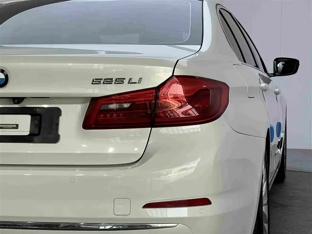 BMW 5 Series — миниатюра 27