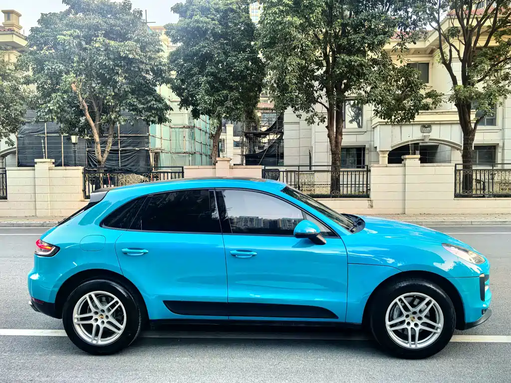 PORSCHE MACAN