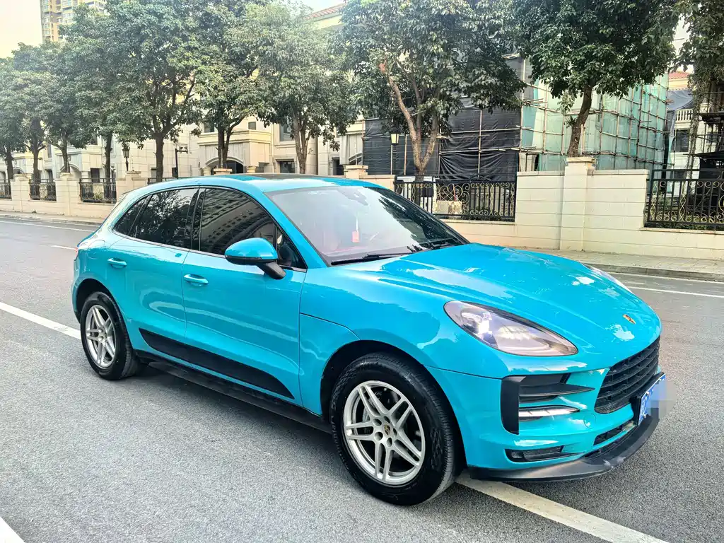 PORSCHE MACAN
